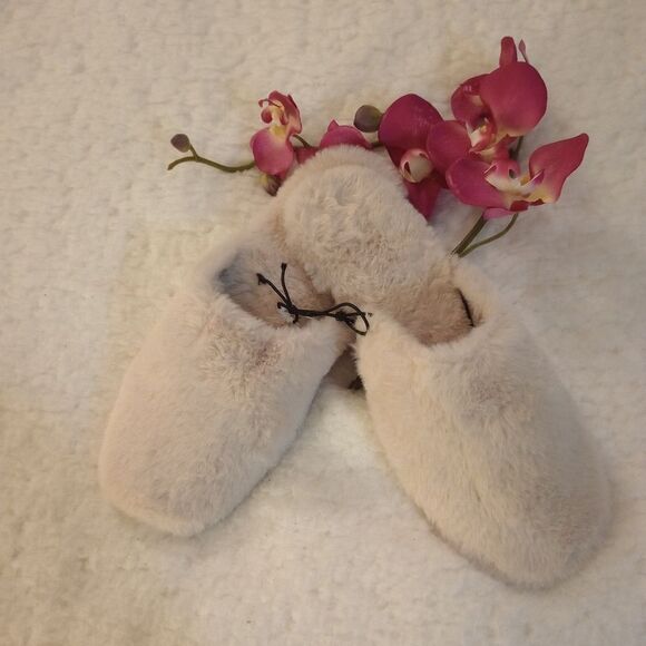 Express Faux Fur Cozy Slipper - Picture 4 of 6